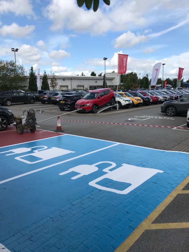 Parking bay markings for electric cars